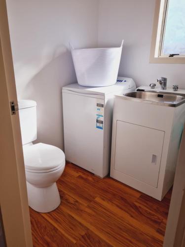 łazienka z toaletą i umywalką w obiekcie Seaside Tahuna w mieście Nelson
