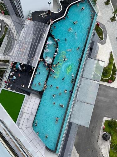 una vista aérea de una piscina con gente en ella en Căn hộ chung cư cao cấp lighthouse en Hải Dương