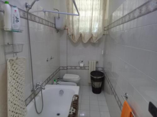 bagno bianco con vasca e servizi igienici di Rossyiva a Minturno