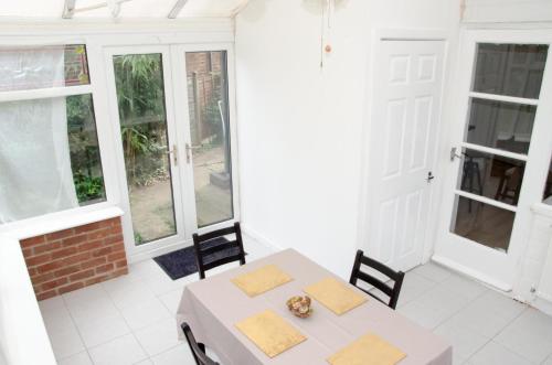 una sala da pranzo bianca con tavolo e sedie di NEW 2BD Detached House in the Heart of Lincoln a North Hykeham