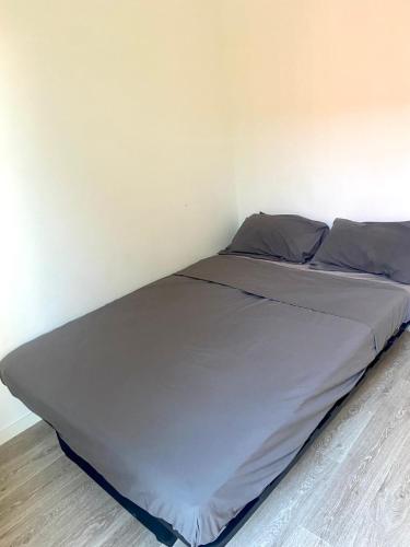 Een bed of bedden in een kamer bij Chez Thivy