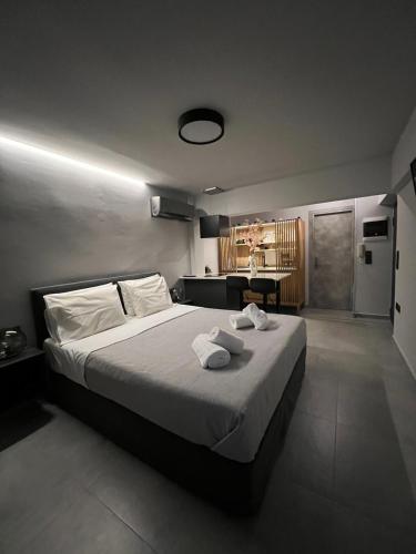 1 dormitorio con 1 cama grande y toallas. en Loft Spa Greece - Enjoy our Jacuzzi, en Kalamata