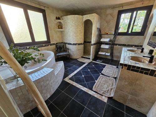 Gattières的住宿－Villa Fadeta，带浴缸、水槽和浴缸的浴室