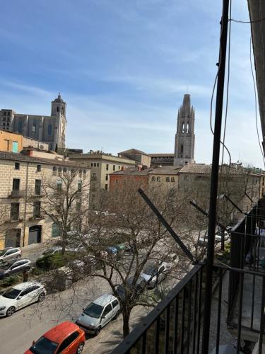 a view of a city from a balcony with cars parked at Precioso Girona largas estancias in Girona