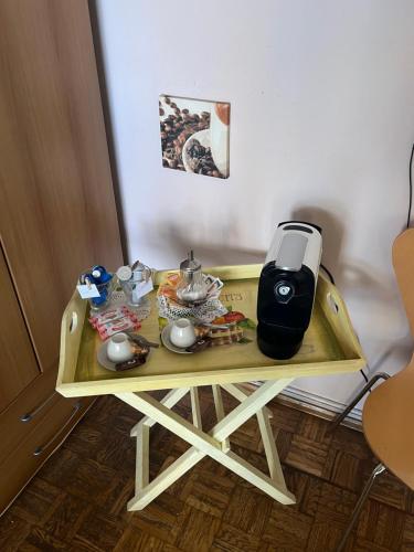 una mesa con una cafetera encima en camera Santa Rita, en Turín