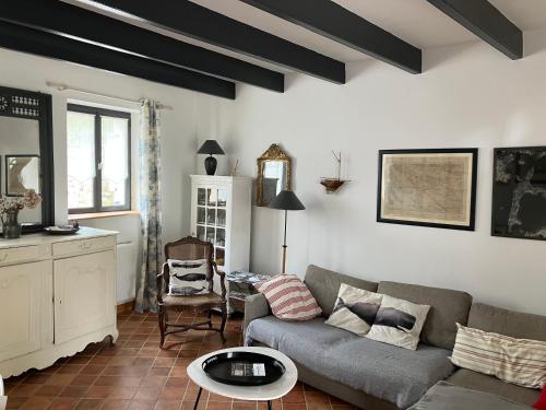 a living room with a couch and a table at Maison de pêcheur proche du bourg in Ile aux Moines