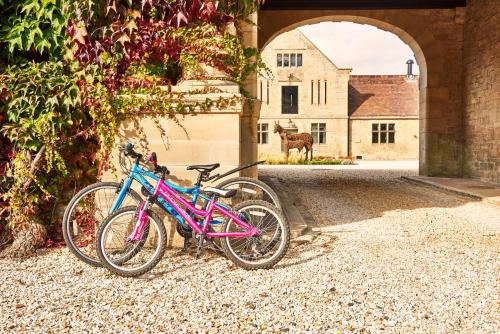 ヘクサムにあるThe Hayloftの建物の隣に2台の自転車が駐輪しています。