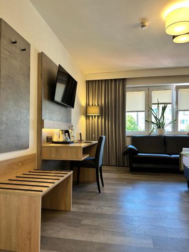 ein Wohnzimmer mit einem Sofa und einem Tisch in der Unterkunft an Hotel in Selm