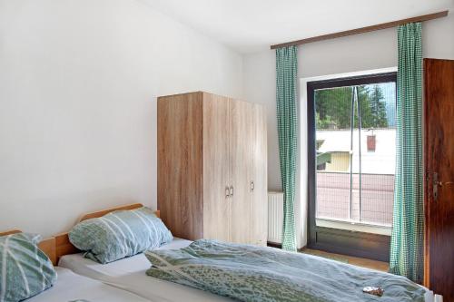 1 dormitorio con cama y ventana en Flying Hirsch, en Stall