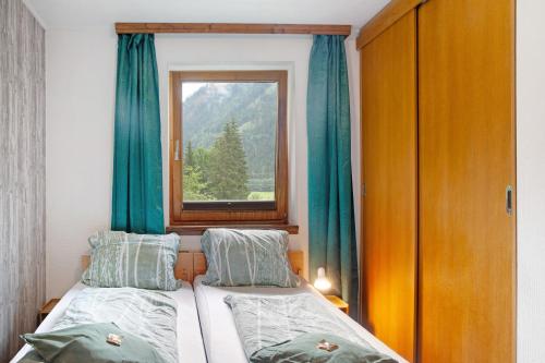 1 dormitorio con cama y ventana en Sonnberg, en Stall