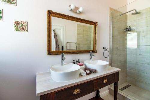 Bilik mandi di Carmichael House Boutique Hotel