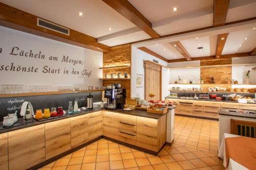 un restaurant avec cuisine et comptoir dans l'établissement Gräfliches Hotel Alte Post, à Bad Birnbach