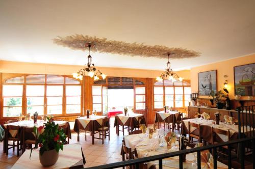 A restaurant or other place to eat at Locanda del Pittore