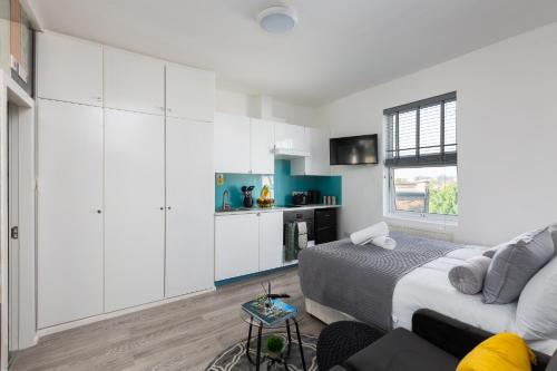 um quarto com uma cama e um sofá em Cosy Central Studio Apartment Zone 2 (4) em Londres