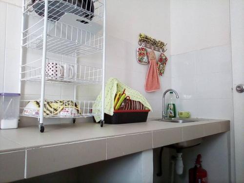 uma cozinha com um lavatório e um balcão com um lavatório em Cozy Apartment 2 em Telipok Town