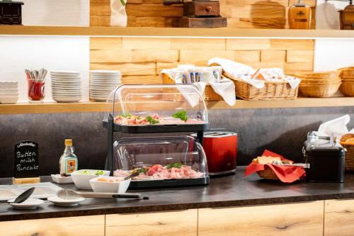 une cuisine avec un comptoir avec de la nourriture dessus dans l'établissement Gräfliches Hotel Alte Post, à Bad Birnbach