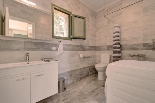 A bathroom at Ouzo Stone Studio