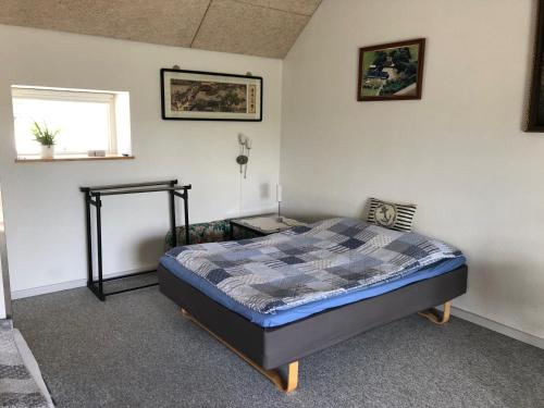 1 dormitorio con 1 cama en una habitación con ventana en Medomgaard, en Kibæk