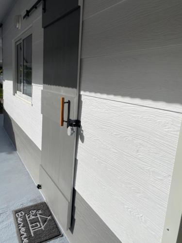 a door on the side of a trailer at Vanakea Beach House in Punaauia