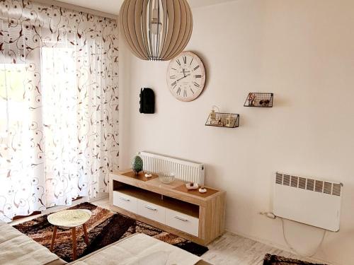 1 dormitorio con 1 cama y reloj en la pared en Apartman Lejla Vlašić, en Vlašić