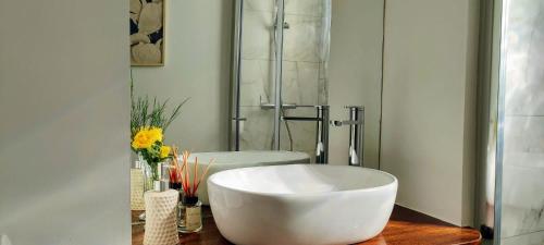 a large white bath tub sitting on a table in a bathroom at Grandma´s House 