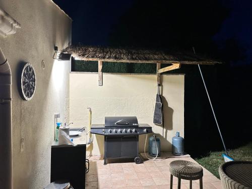 une terrasse avec un grill et une table avec un grill dans l'établissement Villa Superbe Vue, à La Bruguière