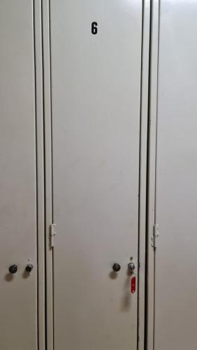 a pair of white cabinets with silver handles at Tuhogarencerler parking y taquilla en pistas in Cerler