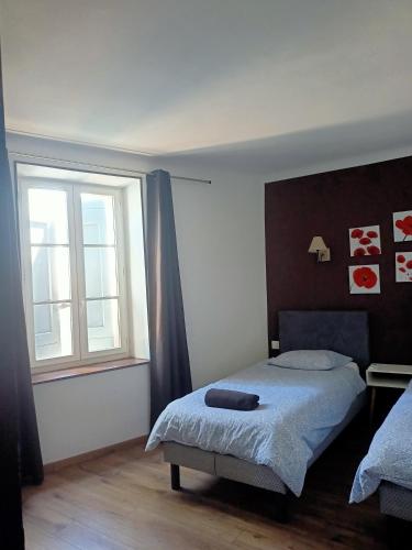 sypialnia z łóżkiem i oknem w obiekcie un gîte dans la cité w Carcassonne
