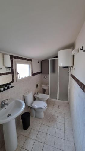 een badkamer met een toilet, een wastafel en een toilet bij Le Dimore del Corso I ad Acireale fra Catania, Taormina, il Mare e l'Etna in Acireale