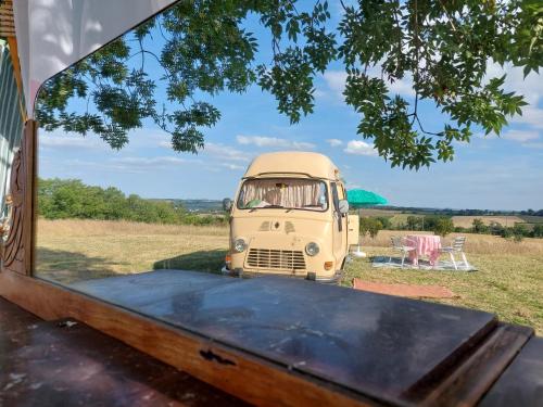 une vieille camionnette jaune garée dans un champ dans l'établissement LOV' ESTAFETTE, à Condom