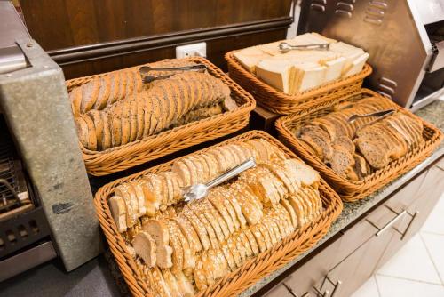 un gruppo di cestini appoggiati su un bancone con del pane di Mountain Beach Resort & Convention Center a Pattaya Sud