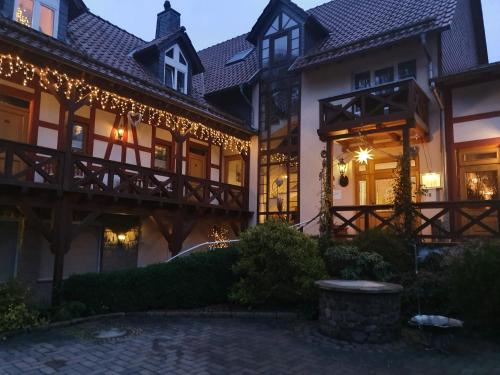 諾德豪森的住宿－Pension Rüdigsdorfer Schweiz，一座大房子,上面有圣诞灯