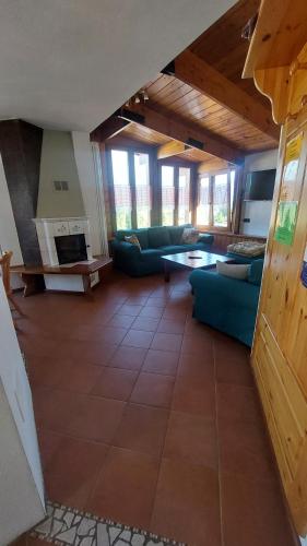 - un salon avec des canapés bleus et une cheminée dans l'établissement Villa Gaia, à Folgarida