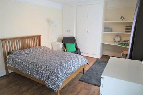 En eller flere senger på et rom på 2 Bedroom cosy stay in Barking