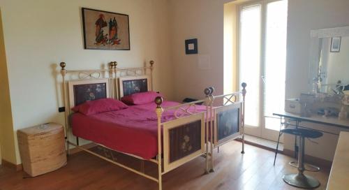 1 dormitorio con 1 cama con colcha roja en Casa di Principe - Piazza, en Lettomanoppello
