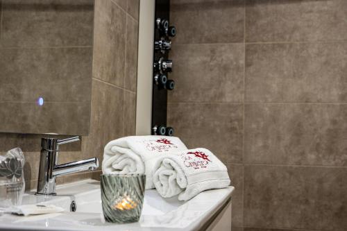 a bathroom with towels sitting on a sink at Hotel dos Cavaleiros in Torres Novas