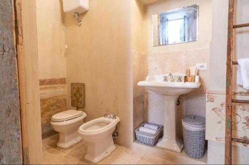 bagno con servizi igienici e lavandino di Casa Matilde a Montepulciano