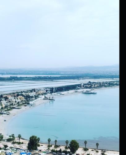 eine Luftansicht auf einen Strand und das Meer in der Unterkunft Tacatacaapartament in Cagliari