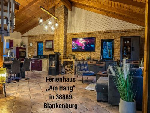 ein Wohnzimmer mit einem TV an einer Backsteinwand in der Unterkunft Ferienhaus Nicole in Quedlinburg