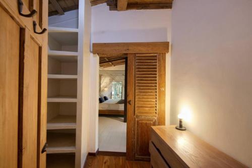 une chambre avec un placard et une chambre avec un lit dans l'établissement Villa Maia, à Kerobokan