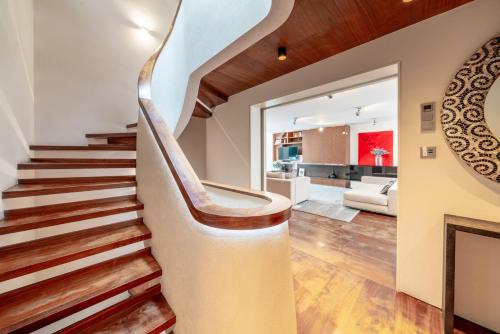 una escalera de caracol en una casa con sala de estar en The One Chelsea en Londres