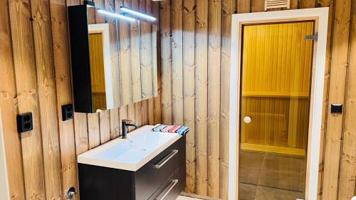 Storekleiv Hyttefelt Tuddal في Tuddal: حمام مع حوض ومرآة