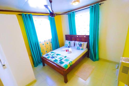 Nyali Fully Furnished 2 Bedroom tesisinde bir odada yatak veya yataklar