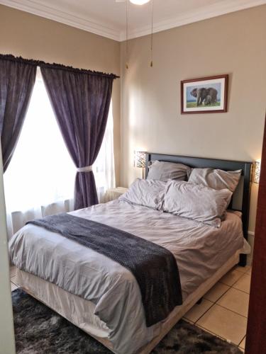 Un dormitorio con una cama grande y una ventana en 24 Topanga, en Uvongo Beach