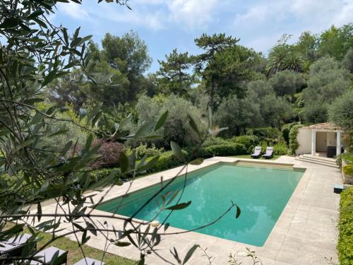 Photo de la galerie de l'établissement Villa provençale rénovée, vue panoramique mer, piscine 15X6, à Grasse