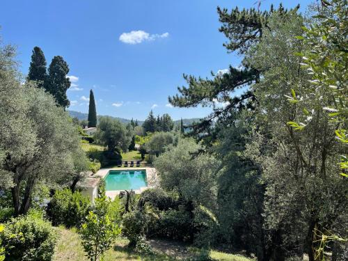 Photo de la galerie de l'établissement Villa provençale rénovée, vue panoramique mer, piscine 15X6, à Grasse