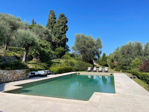 Photo de la galerie de l'établissement Villa provençale rénovée, vue panoramique mer, piscine 15X6, à Grasse