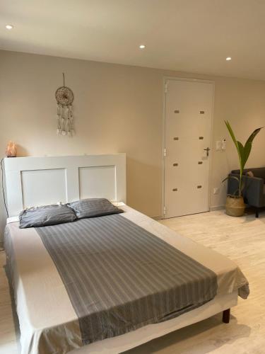 une chambre avec un grand lit dans une pièce dans l'établissement Studio, à Marseille