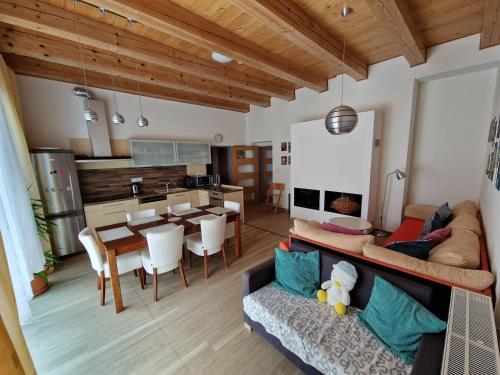 sala de estar con sofá y mesa en Apartmány Comfort en Střílky