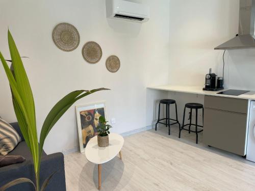 un salon avec un canapé et une table dans l'établissement Studio, à Marseille